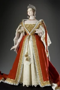 victorian-era-fashion-queen-dress